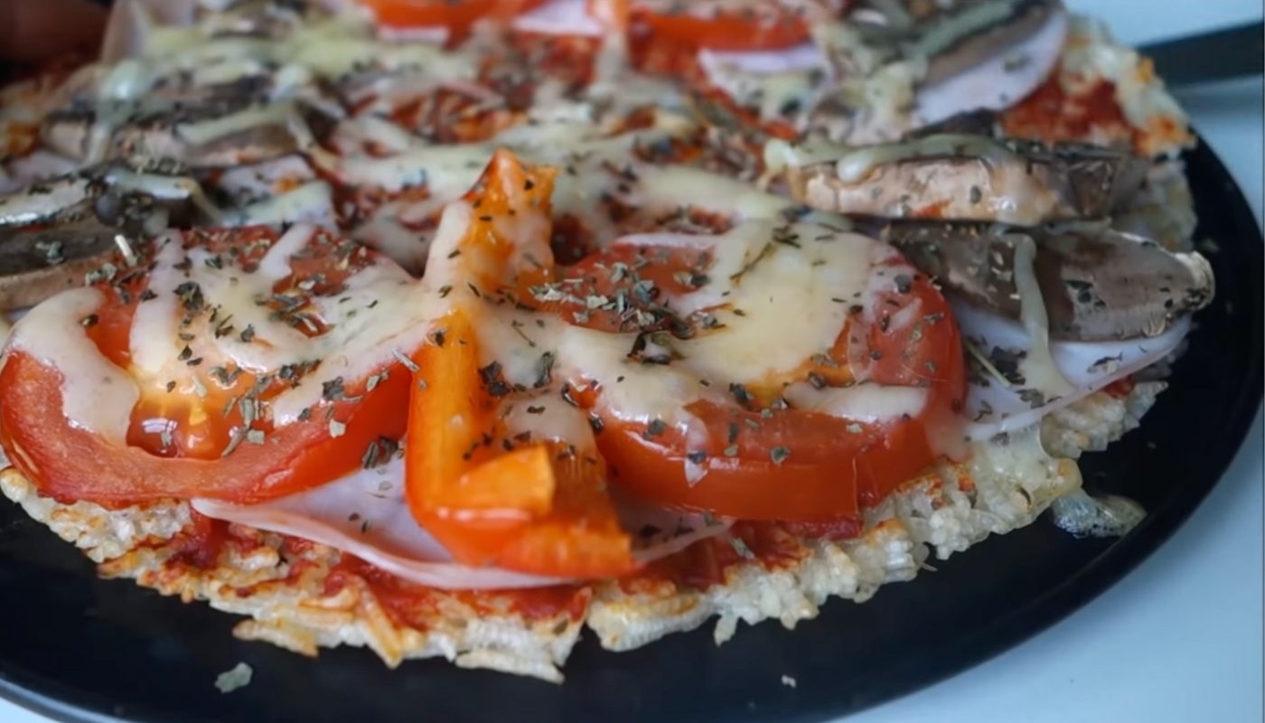 Pizza de arroz caseira não tem glúten e nem lactose e ainda é uma delícia: veja receita