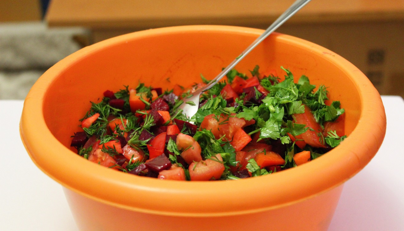 Truque mais simples do mundo ajuda a tirar acidez do vinagrete com só 1 ingrediente