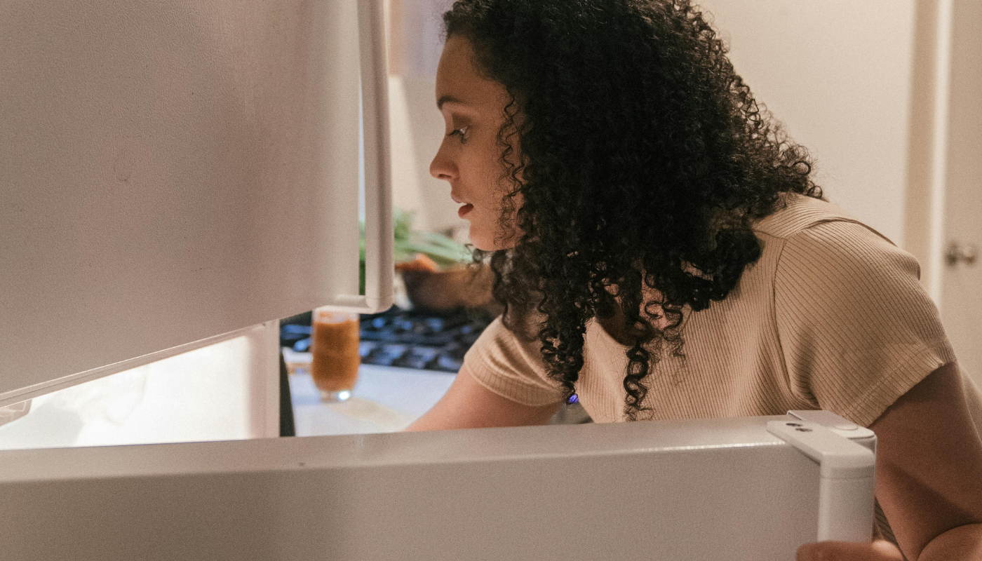 O que guardar em cada prateleira da geladeira? Cada alimento tem um lugar certo dentro dela