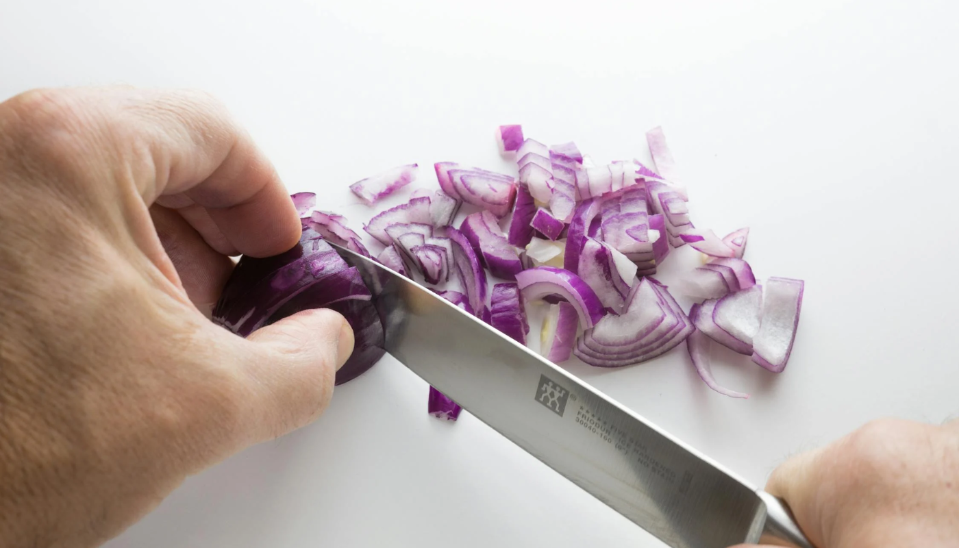 Cebola em cubos ou fatiada? Forma como alimentos são cortados modifica o sabor, diz ciência