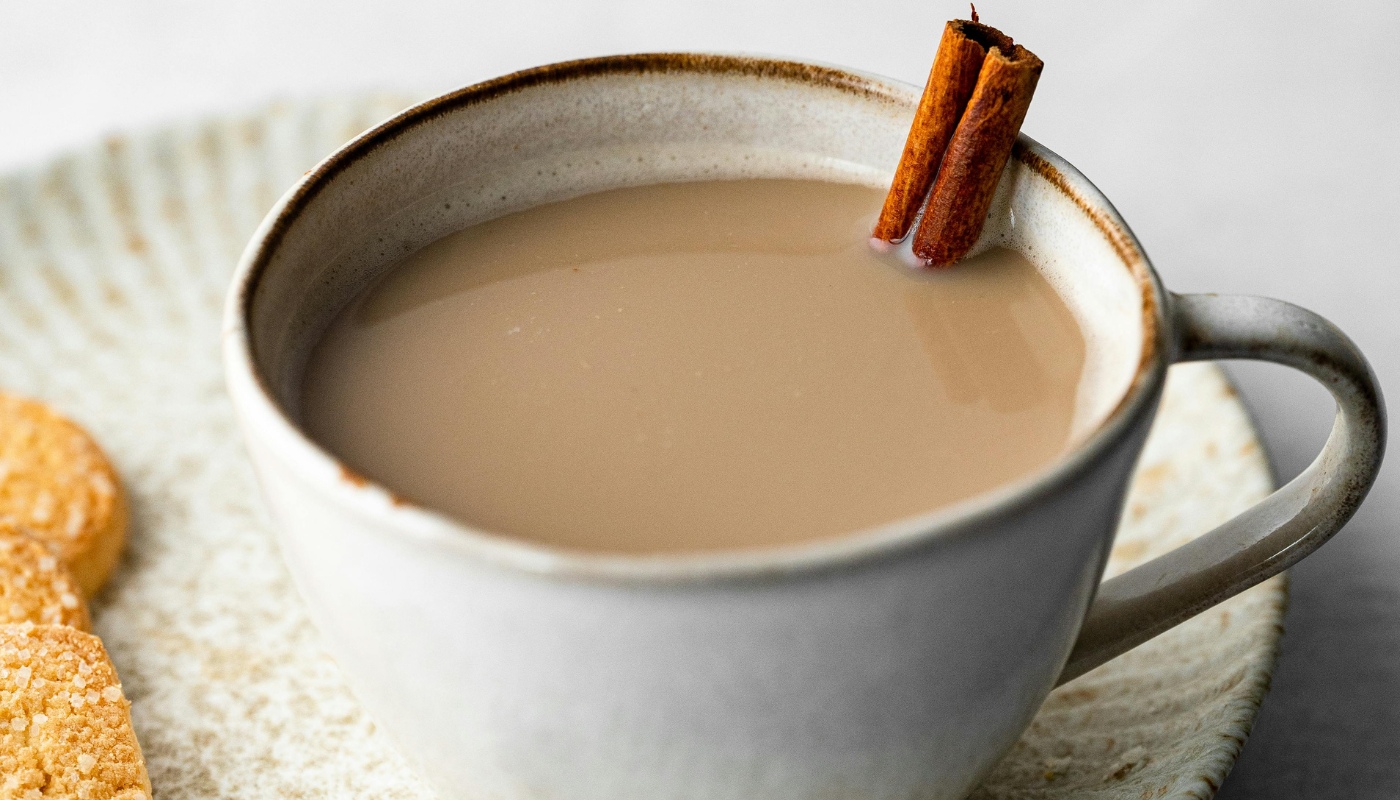 Como fazer chai latte em casa: bebida quentinha e cheia de sabor fica igual à das cafeterias