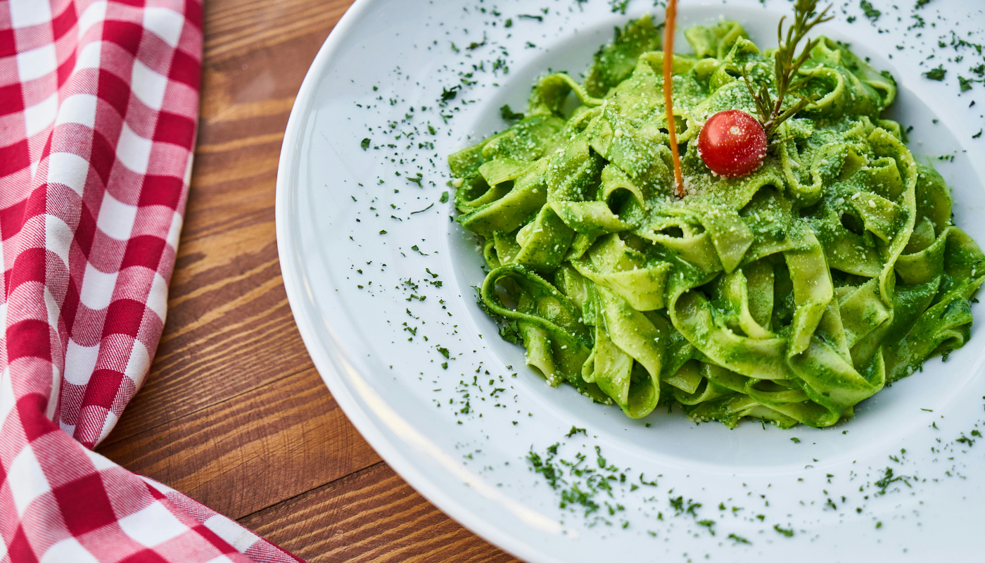 Massa com pesto de espinafre: aprenda a preparar este prato com molho diferentão