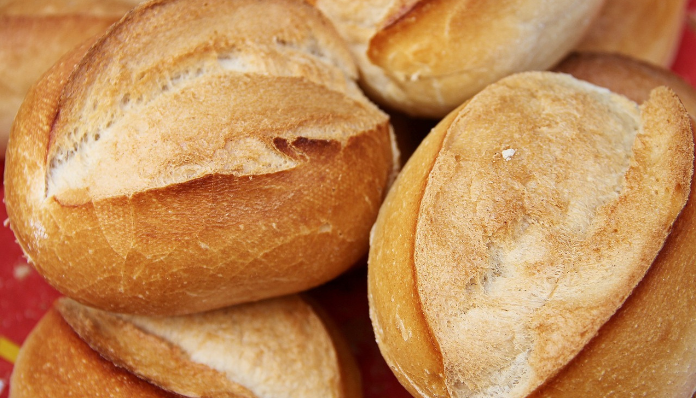 Pãozinho amanhecido volta a parecer fresquinho em segundos com esta dica