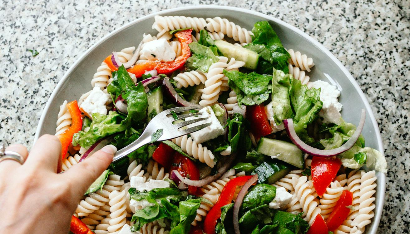 6 receitas de salada supercompletas que não vão te deixar com fome