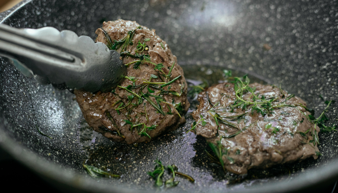 Saiba como requentar carne vermelha sem que ela fique ressecada com 4 dicas