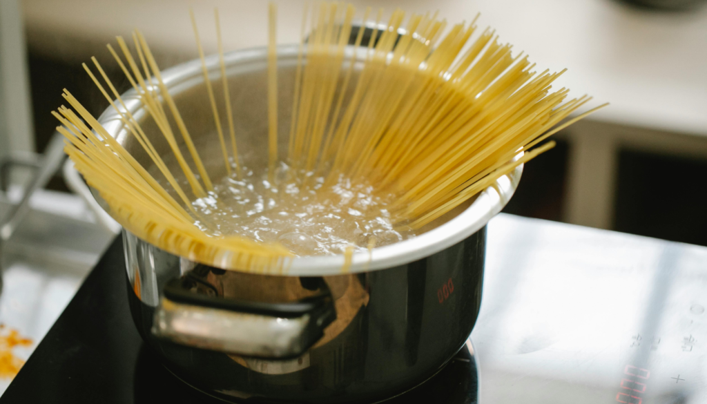 Cozinhar macarrão. (Crédito: Klaus Nielsen/Pexels)