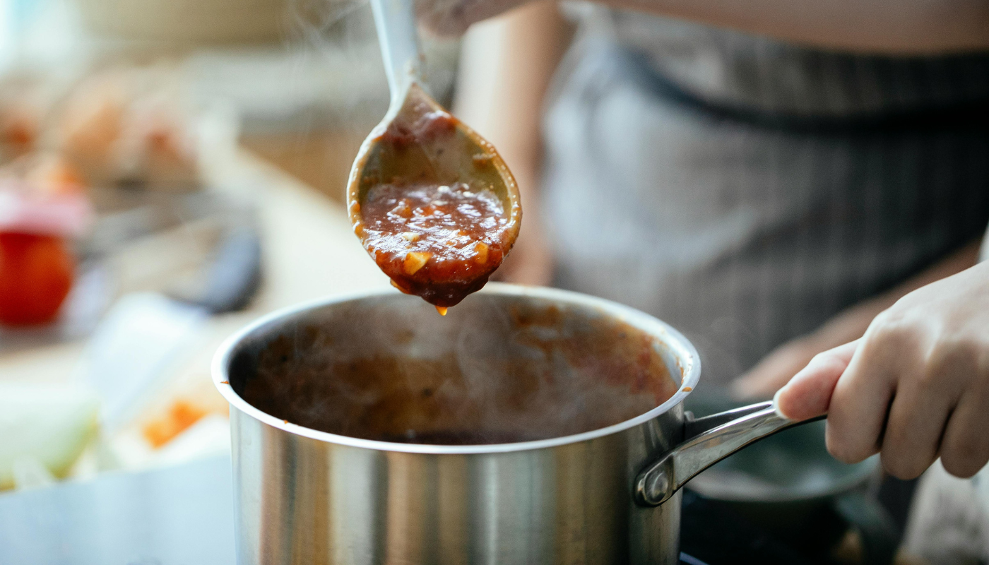 Molho queimou? Truque simples com batata ajuda a tirar o sabor amargo