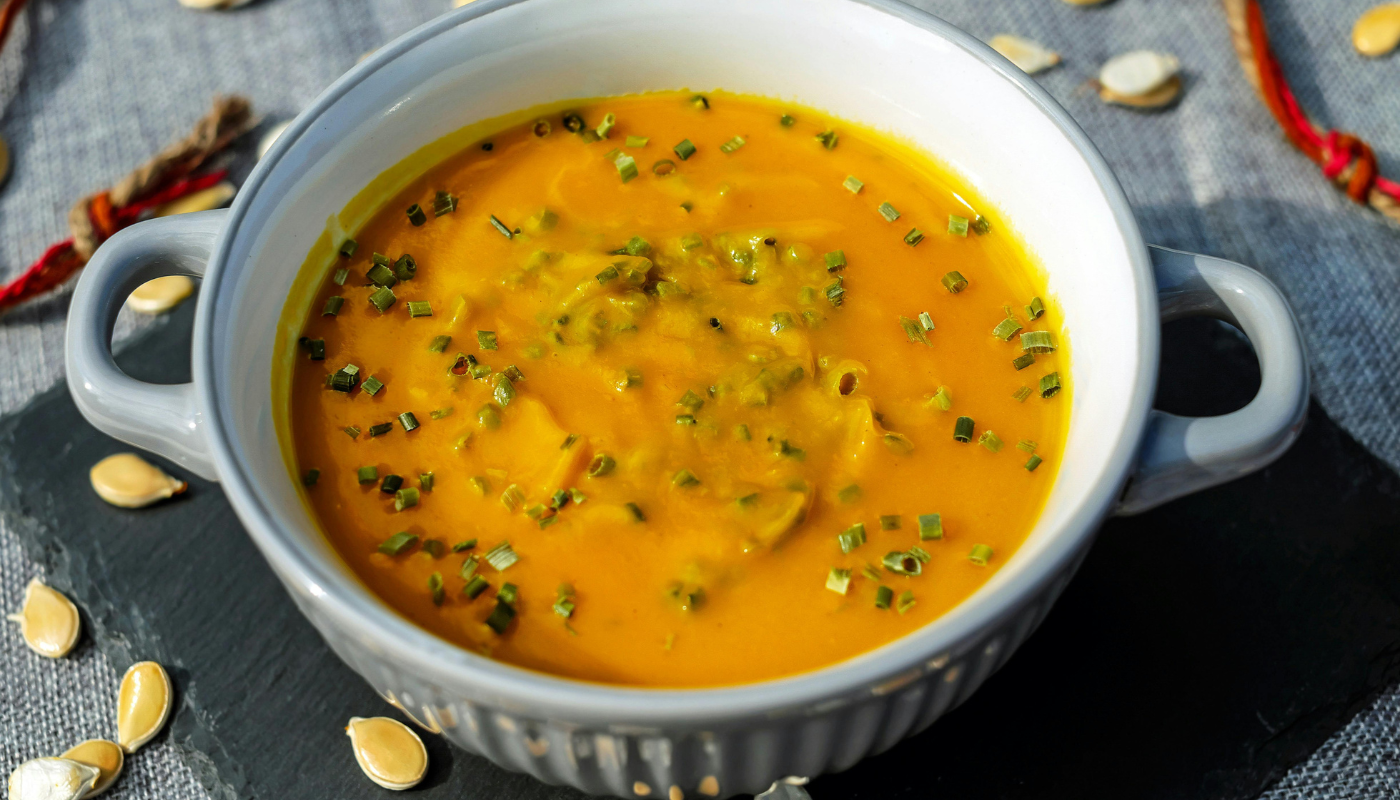Sopa de legumes é refeição prática e boa para aproveitar o que tem na geladeira: receita