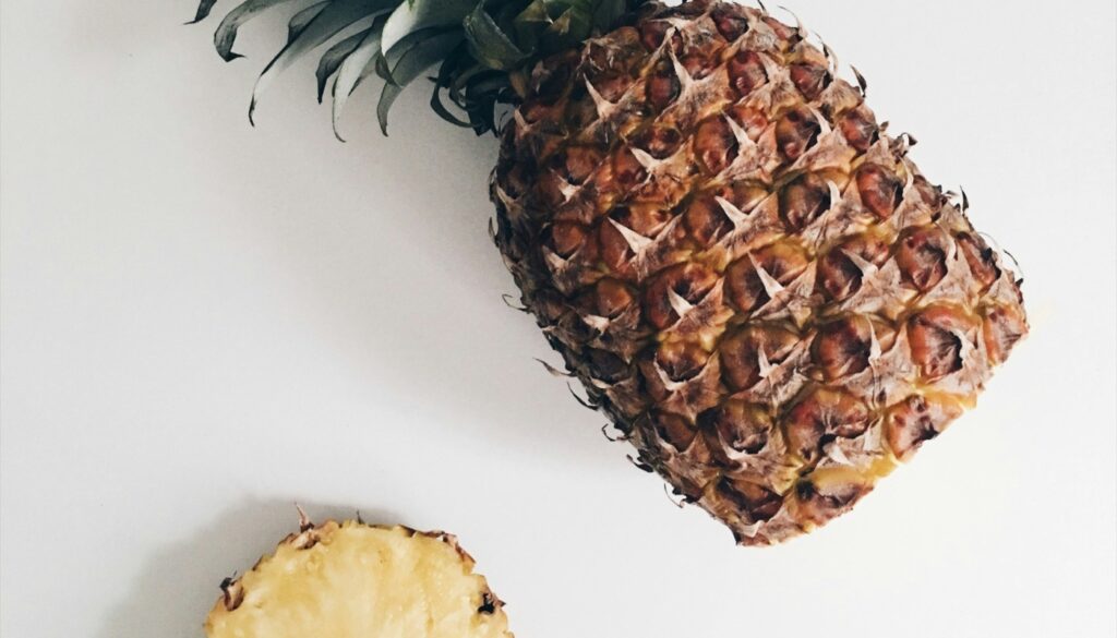 Abacaxi (Crédito: Carlota Trillo/Unsplash)