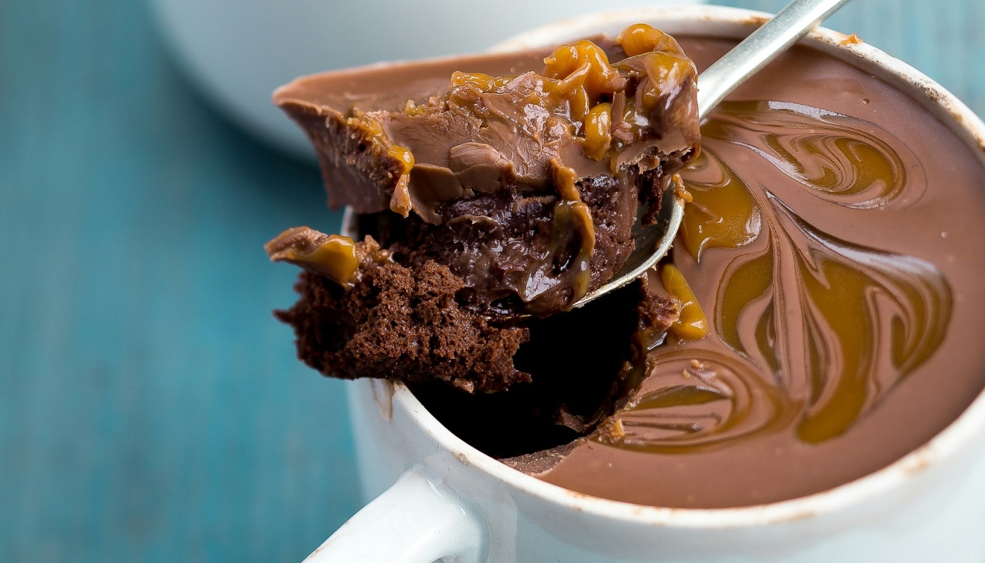 Bolo de chocolate de caneca fica pronto em poucos minutos no micro-ondas: veja receita