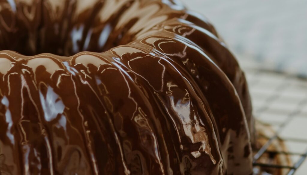 Bolo de chocolate com cobertura (Crédito: Douglas Lopez/Unsplash)