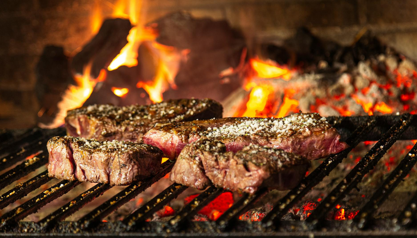 Como fazer cálculo para churrasco? Quantos quilos de carne por pessoa? E carvão?