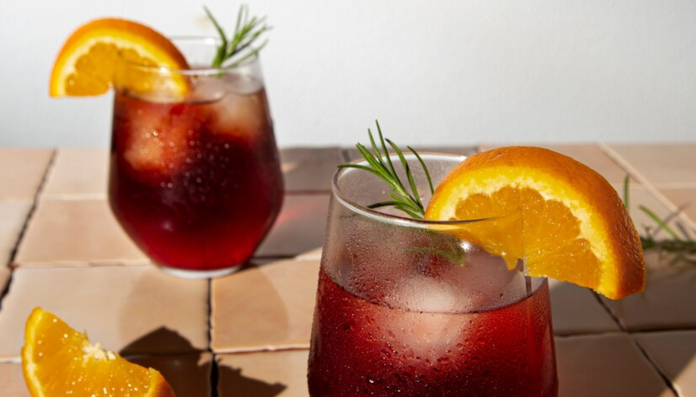 Receita com suco de laranja é o drink perfeito para tomar vinho tinto no verão