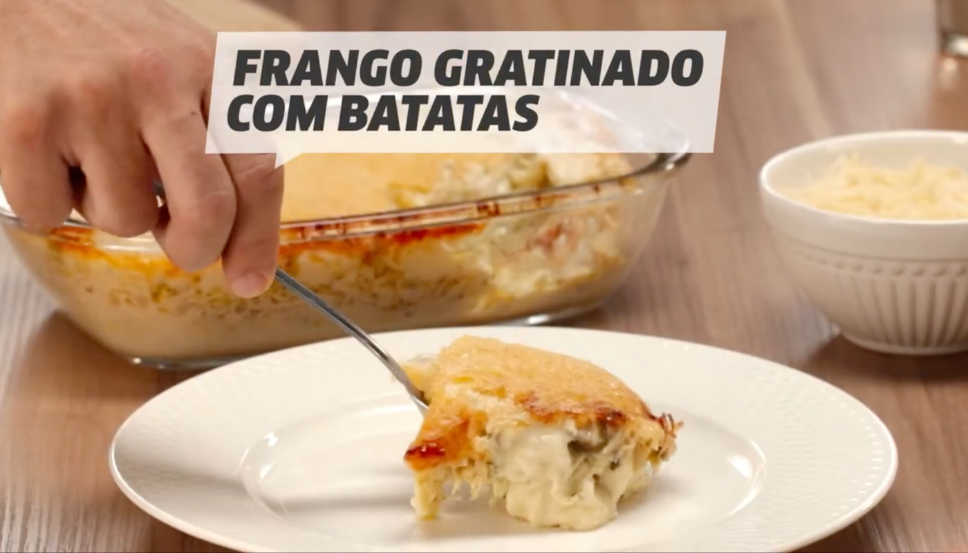 Frango gratinado com batata. (Crédito: Reprodução/YouTube @DeliciosoBr)