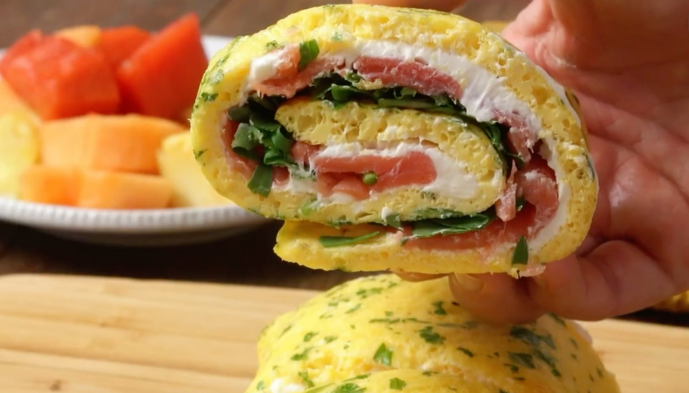 Rocambole de omelete. (Crédito: Reprodução/YouTube @DeliciosoBr) 