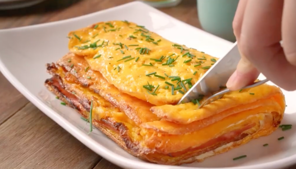 Sanduíche de omelete. (Crédito: Reprodução/YouTube @DeliciosoBr) 