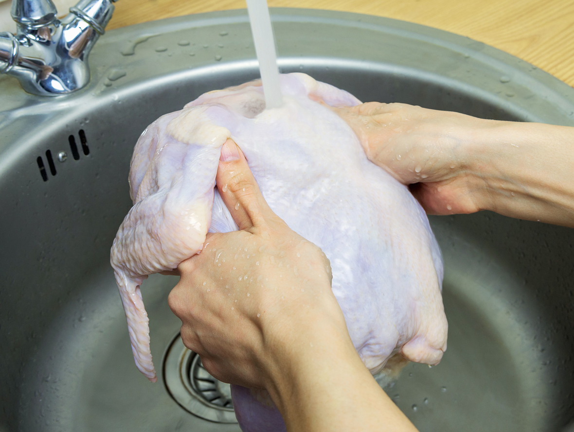 Armazenamento correto e cozimento são as melhores formas de garantir sua segurança no consumo da carne