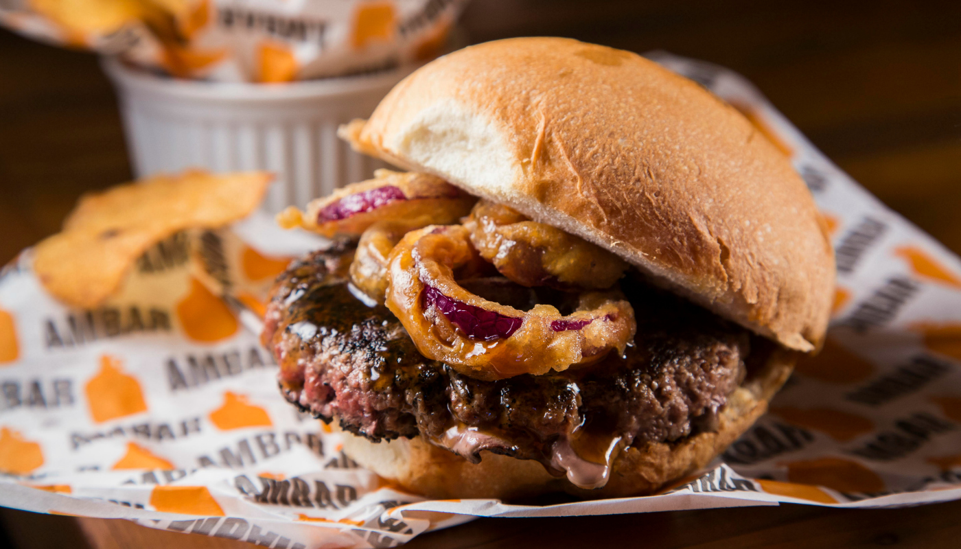 Hambúrguer com molho de cerveja e onion rings de cebola roxa: passo a passo