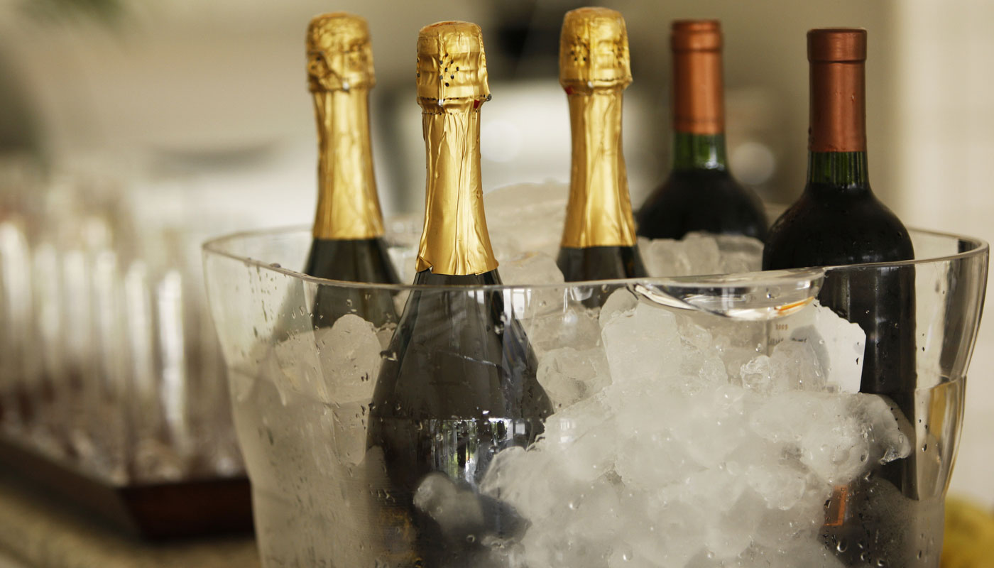Balde de gelo com vinhos