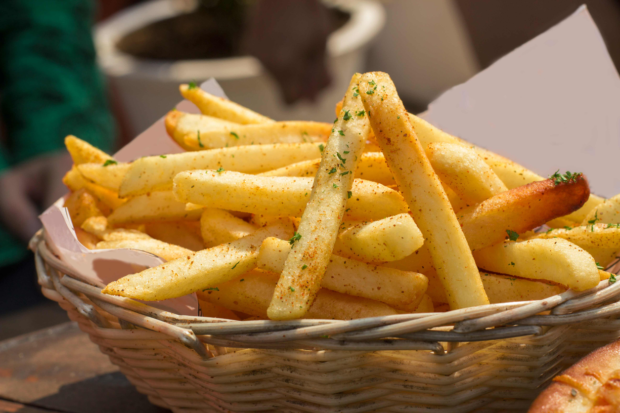 Truque com gelo faz a batata frita ficar “sequinha” por mais tempo