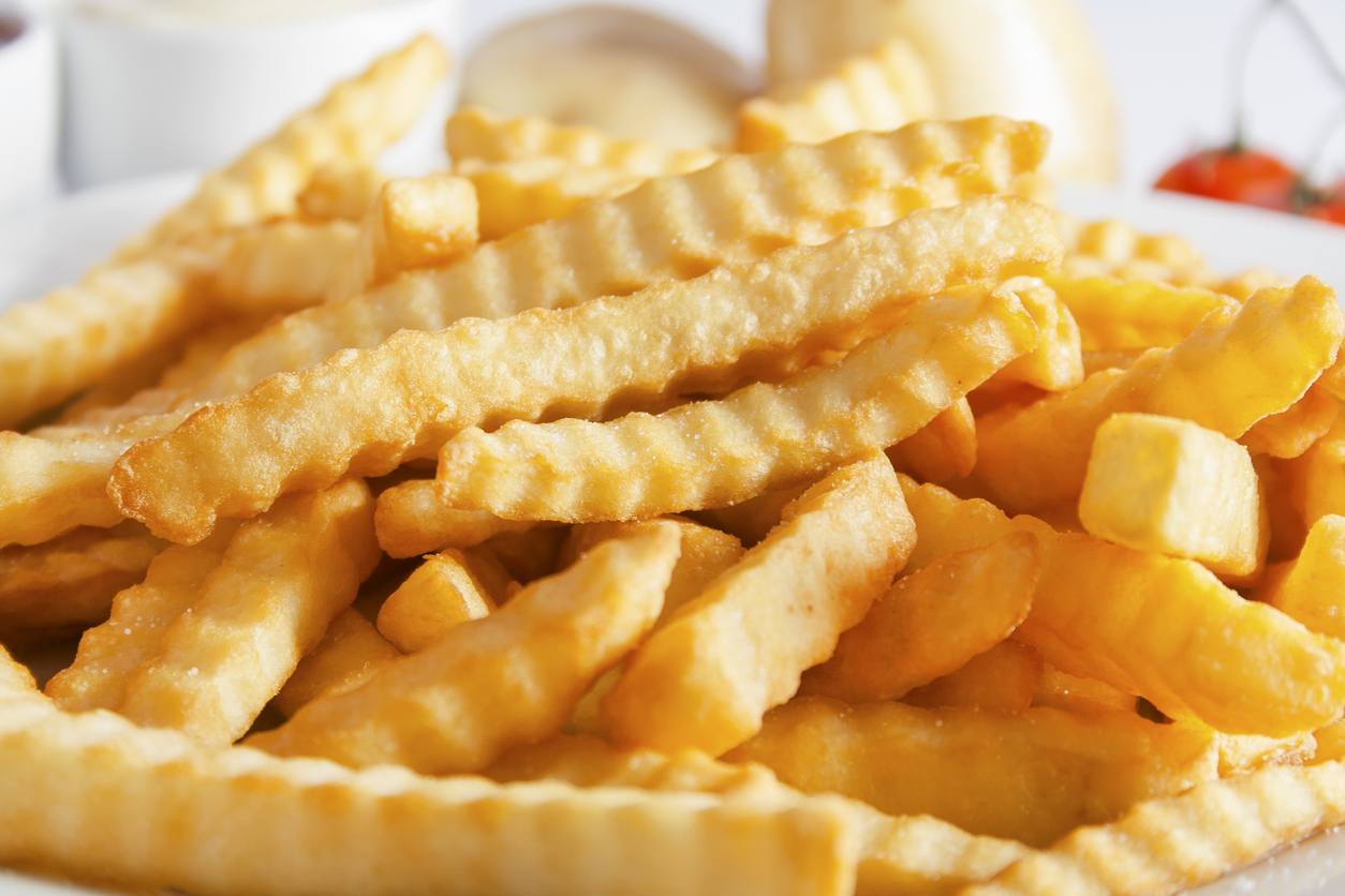 Batata frita sequinha e crocante com 4 truques espertos: amido de milho, banho de gelo e mais