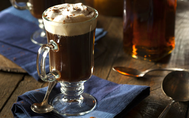 3 receitas de bebidas alcoólicas quentes, econômicas e fáceis de fazer