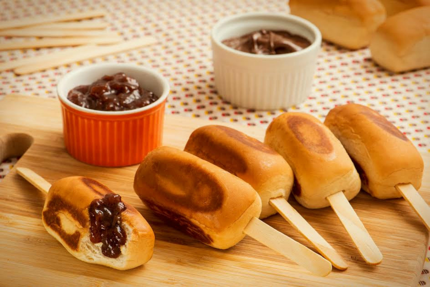 Bisnaguinha doce ou salgada no palito: aprenda opção divertida para festa infantil