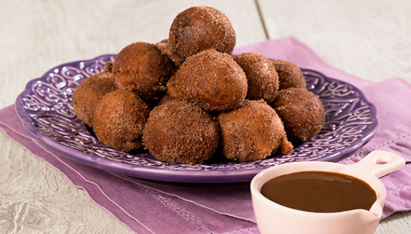 Bolinho de chuva sabor chocolate com direito a calda quentinha para acompanhar: veja receita