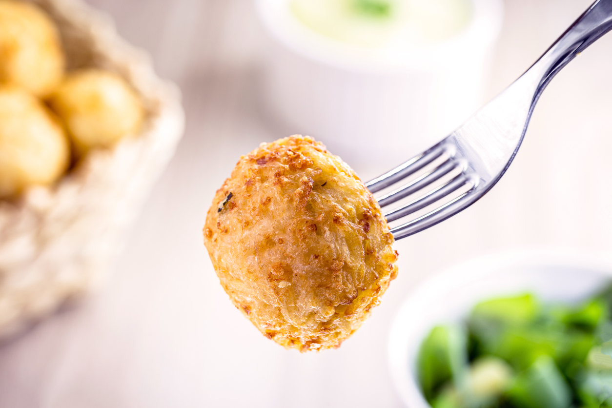 Como fazer bolinho de arroz no forno: receita prática sem sujeira no fogão