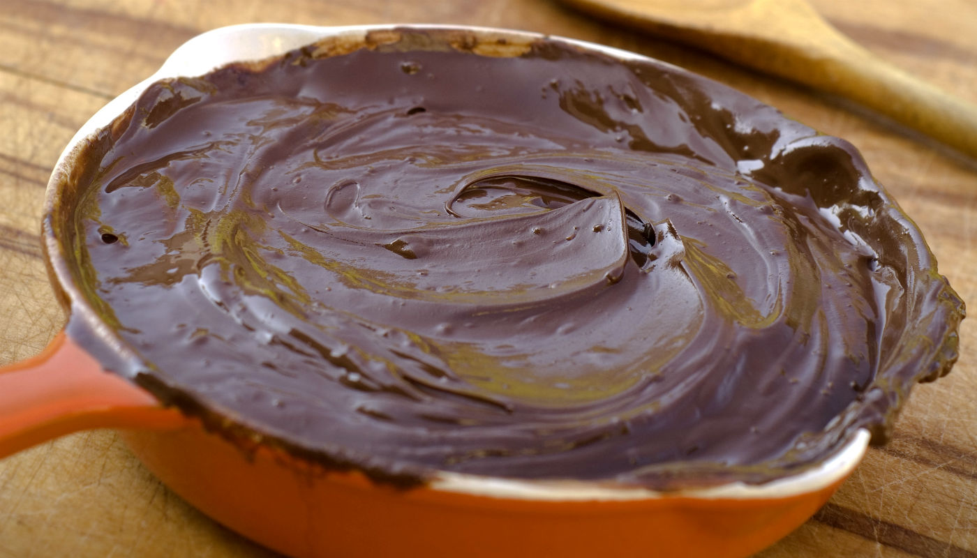 Massa de bolo de frigideira é MUITO prática: receita + 4 ideias de coberturas deliciosas