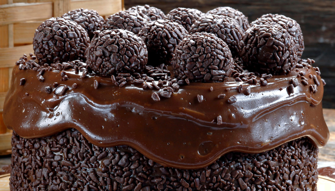 Como fazer brigadeirão: receita de micro-ondas fica pronta em 9 minutos