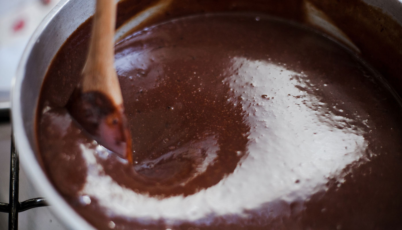 Como fazer brigadeiro de panela ou micro-ondas: receita simples fica lisinha e cremosa