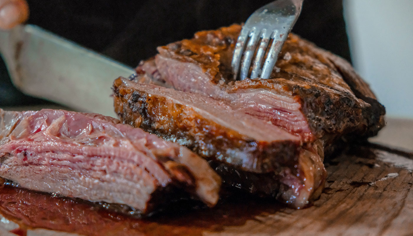 Como fazer carnes no forno sem deixar ressecar: dicas e truques garantem suculência