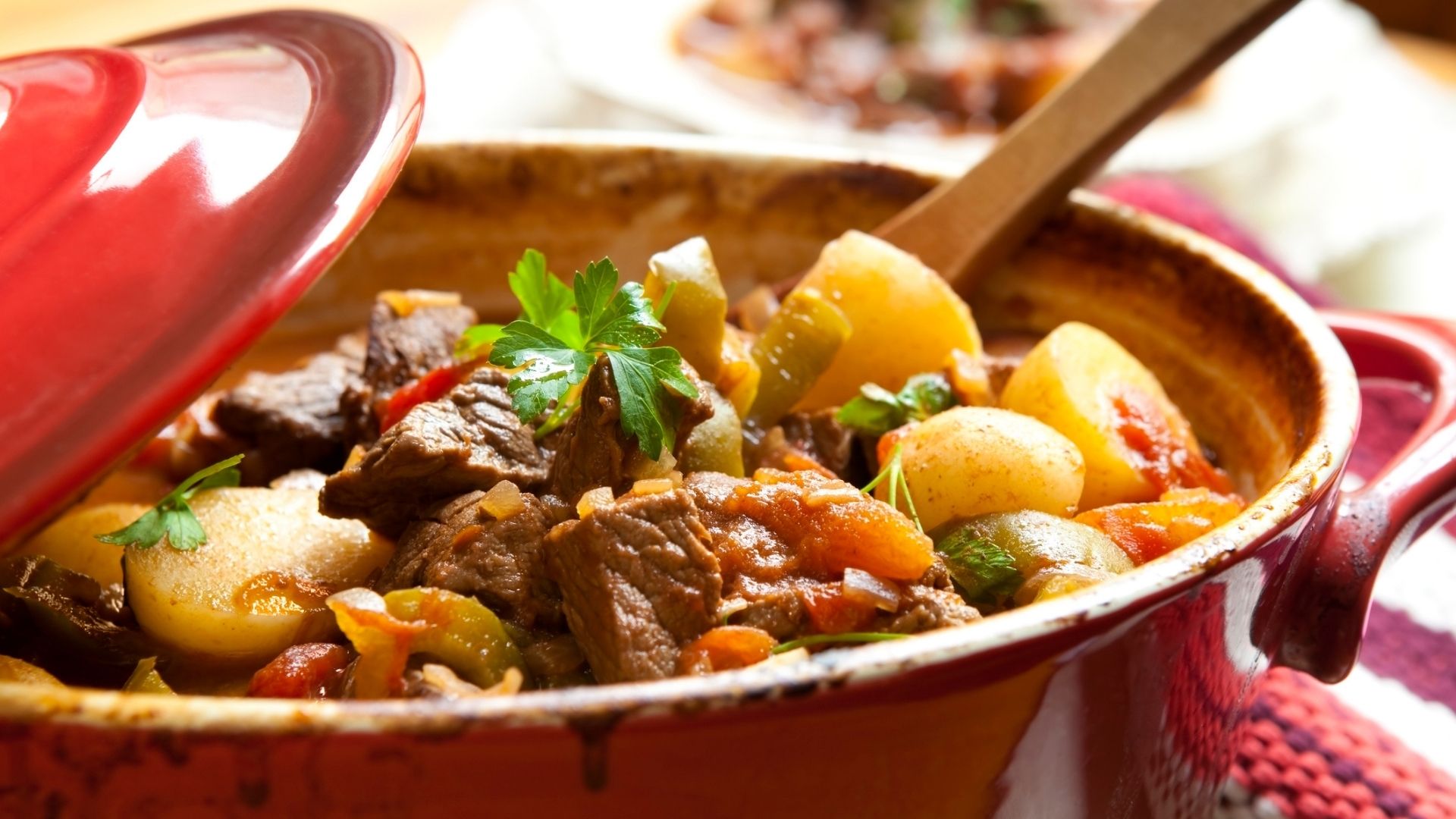 Fermento em pó deixa carne de panela mais macia: é solução para cortes mais duros