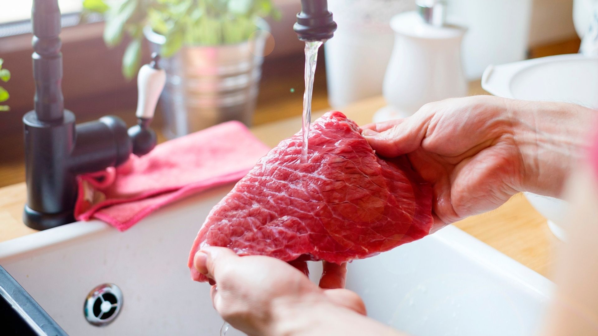 Por que você não deve lavar a carne: hábito pode contaminar alimento