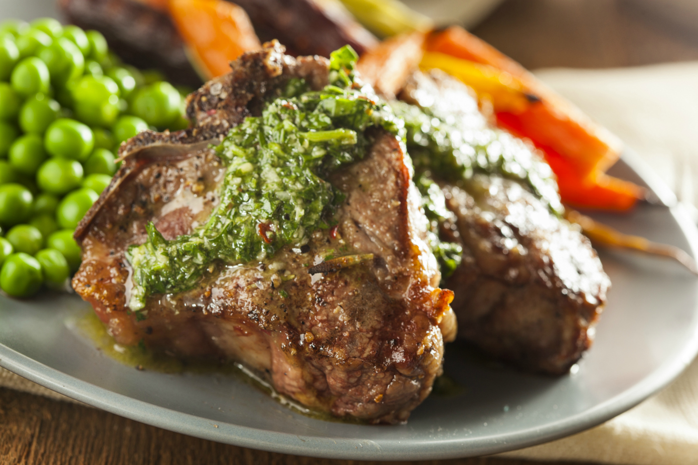 Como fazer chimichurri: receita rápida com cerveja para servir no churrasco