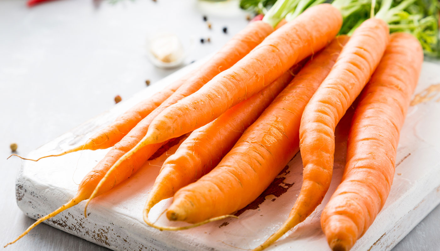 Como deixar cenoura murcha crocante de novo? Truque com água salva o alimento