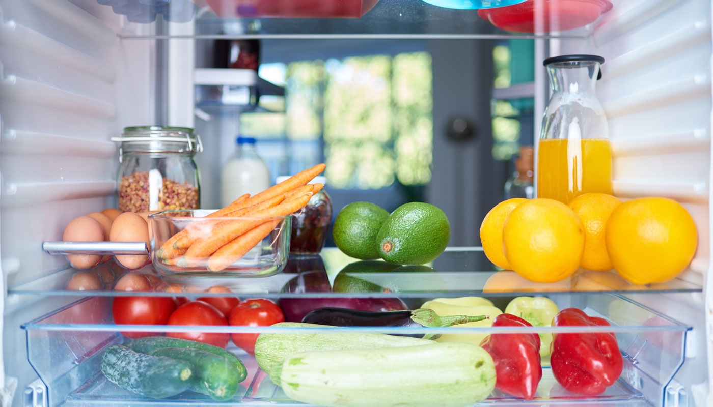 Aprenda a organizar a geladeira para não deixar mais nada estragar e evitar desperdício
