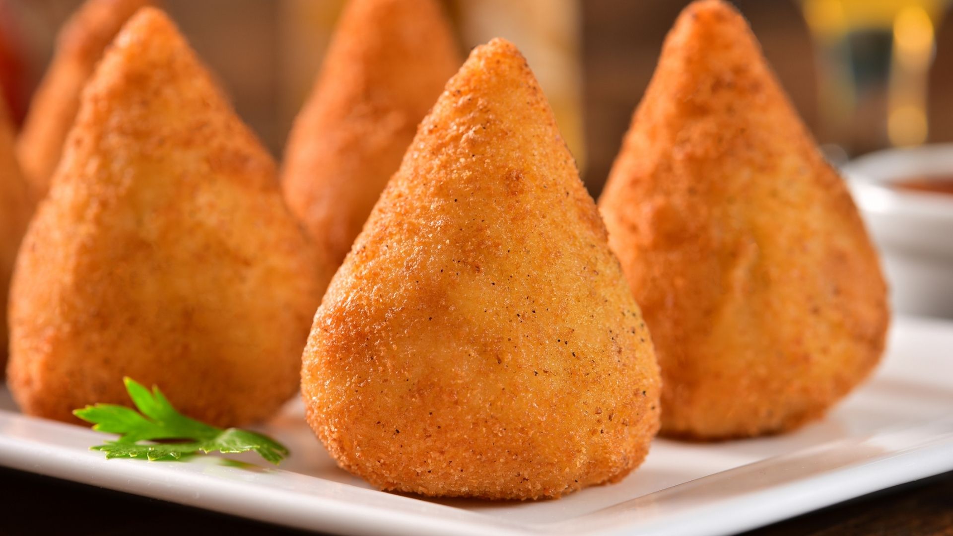 Coxinha assada: receita é tão saborosa quanto a frita e sem sujeira no fogão