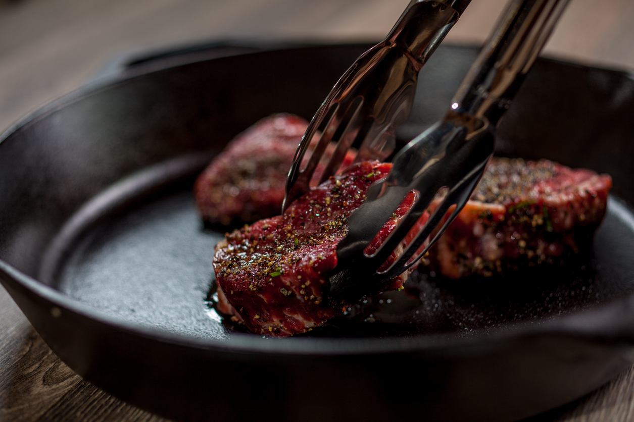 Por que os chefs de cozinha usam pinças, e não garfos, para virar a carne?