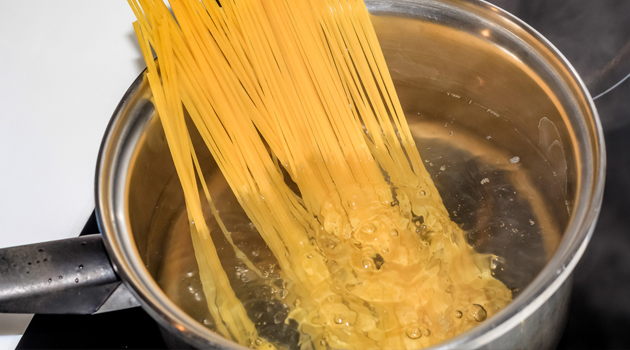 Colocar óleo ao cozinhar e mais 4 erros que todo mundo comete ao fazer macarrão