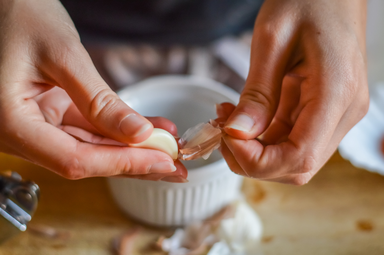 Por que algumas pessoas esfregam o alho na panela em vez de misturá-lo na comida?
