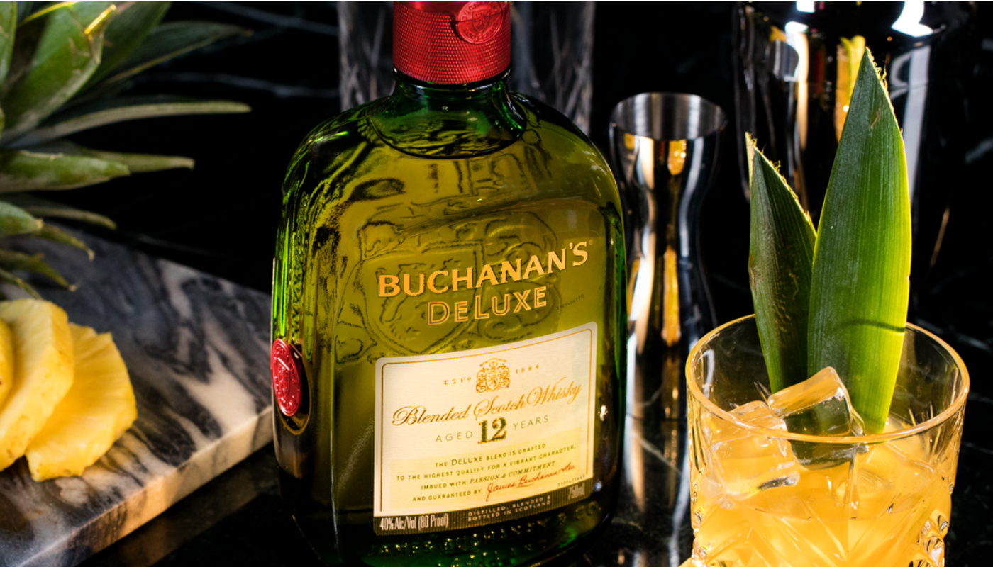 Bartender acaba com mitos do whisky e indica drink com Buchanan’s Deluxe