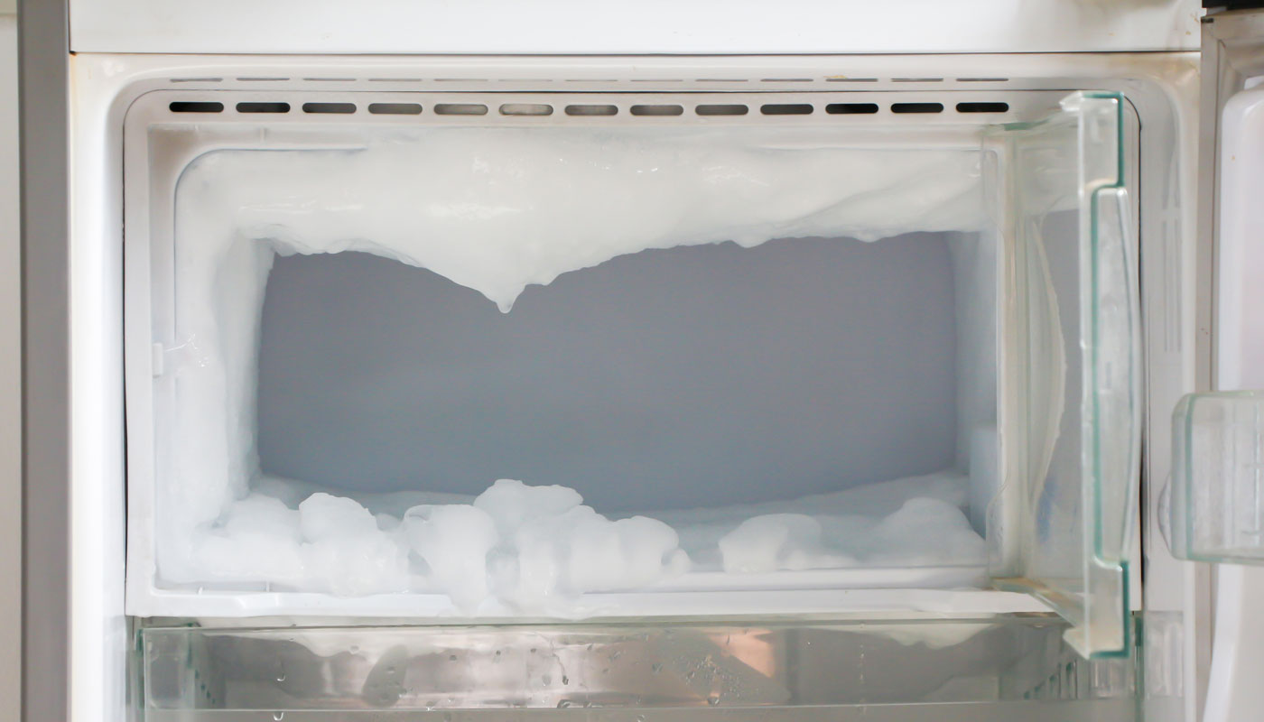 Como descongelar o freezer mais rápido: 5 truques que facilitam o processo