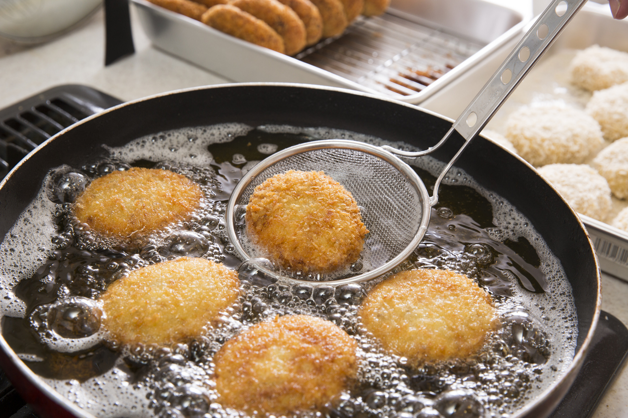 Truque para fritar qualquer alimento sem sujar fogão e azulejos: basta uma colher de farinha