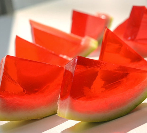 Como transformar uma melancia em um doce de gelatina com vodka para festas