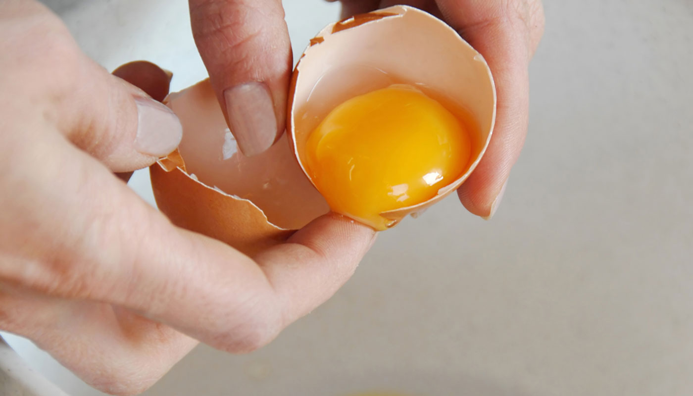 Quebrou o ovo e não usou a gema? Aprenda truque para congelar alimento da forma certa