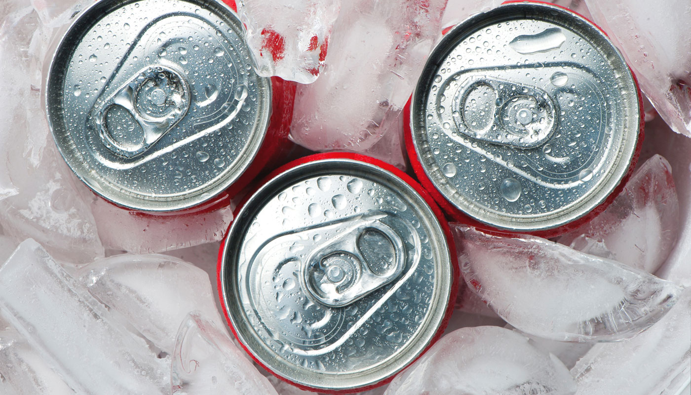 Latinhas de bebidas no gelo