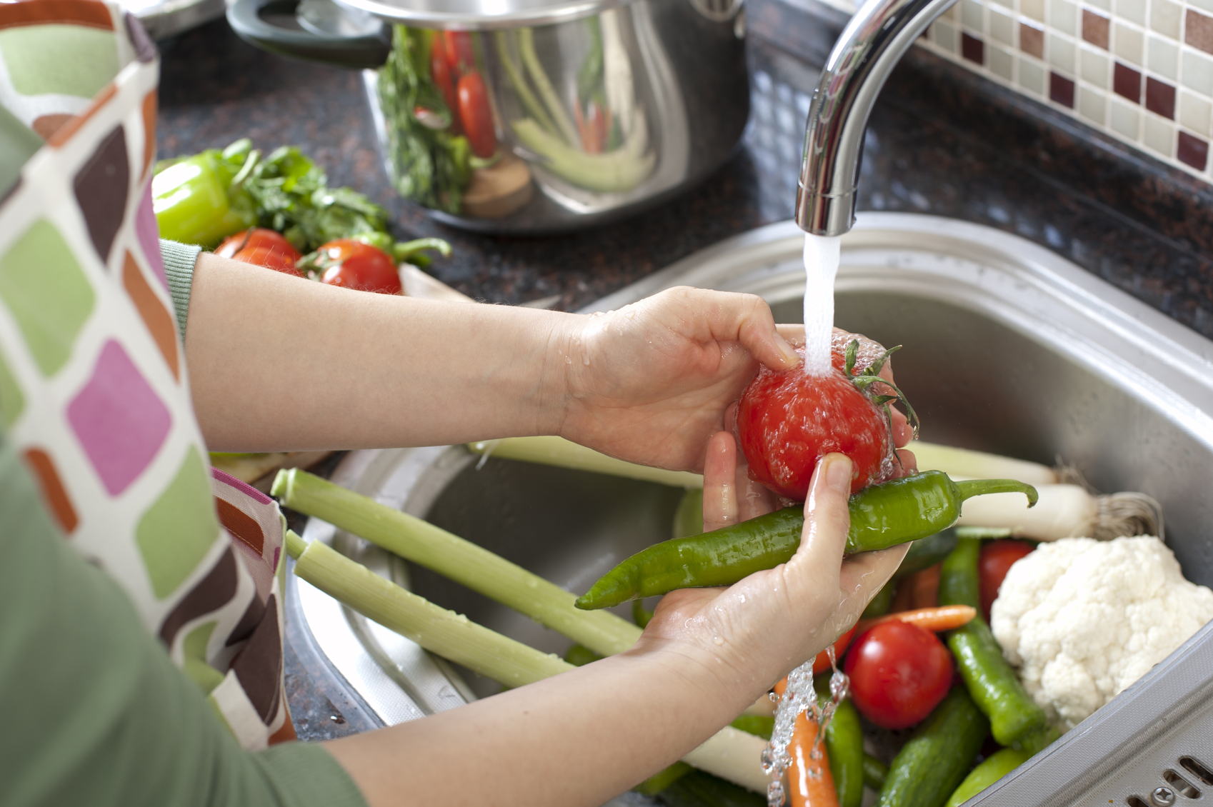 Aprenda a lavar do jeito certo alimentos que vão ser consumidos com casca