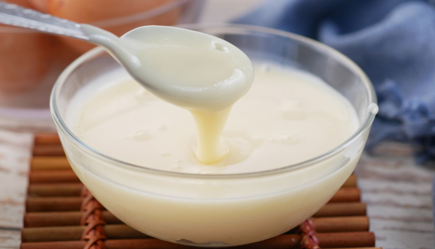 Como fazer leite condensado em casa: receita leva apenas 2 ingredientes